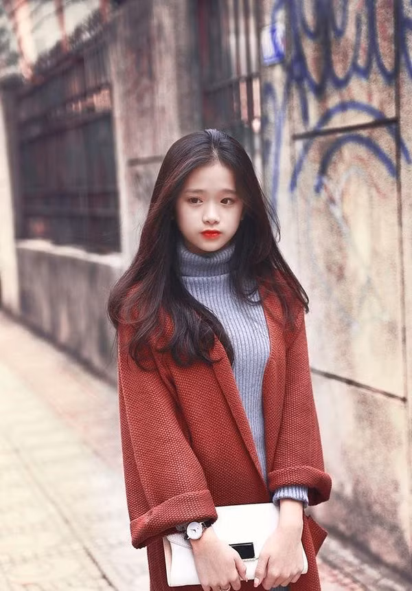 Nhưng dù trong bộ trang phục nào, cô nàng vẫn giữ được sự trẻ trung, xinh đẹp của mình, khoe được vóc dáng thanh mảnh nhiều người ao ước.