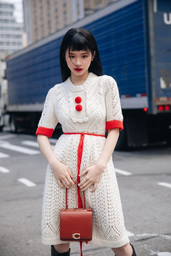 Tại đây, hình ảnh xinh đẹp, phong thái tự tin của Linh Ka đã gây được ấn tượng mạnh với truyền thông trong nước cũng như quốc tế.