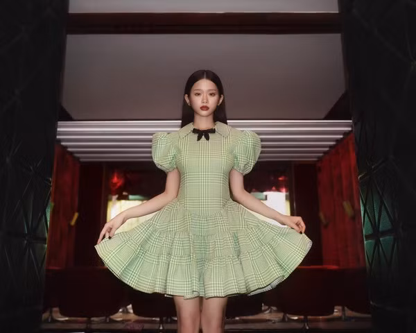 Có thể thấy, Linh Ka luôn giữ phong độ ổn định, biến hóa với nhiều phong cách thời trang khác nhau, từ cá tính cho tới bánh bèo.