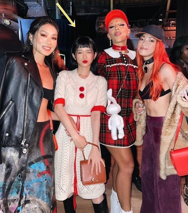 Bên cạnh đó, khi đọ sắc cùng Á hậu 1 Hoa hậu Hoàn vũ Việt Nam 2022 - Thảo Nhi Lê và fashionista Châu Bùi, Linh Ka vẫn nổi bật, hoàn toàn không bị chìm khi đứng giữa hai đàn chị xinh đẹp nhờ bộ váy tông trắng đỏ nổi bật, thần thái rạng rỡ.