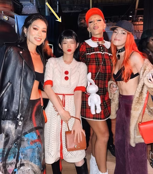 Bên cạnh đó, khi đọ sắc cùng Á hậu 1 Hoa hậu Hoàn vũ Việt Nam 2022 - Thảo Nhi Lê và fashionista Châu Bùi, Linh Ka vẫn nổi bật, hoàn toàn không bị chìm khi đứng giữa hai đàn chị xinh đẹp nhờ bộ váy tông trắng đỏ nổi bật, thần thái rạng rỡ.