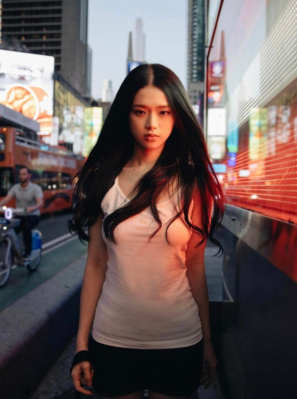 Linh Ka xuất hiện trước công chúng từ những năm 2017 cùng với 3 người bạn của mình. Tuy nhiên, cô lại không được mọi người đón nhận dù liên tục đăng tải các video cover những bài hát đình đám.