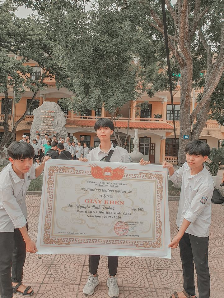 Mùa bế giảng với những nụ cười rạng rỡ, dĩ nhiên chẳng thế thiếu những tấm giấy khen cho kết quả các bạn học sinh đạt được.