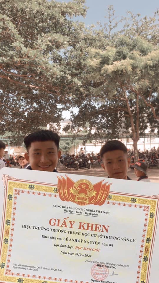 Nhiều học trò còn không ngần ngại theo trend giấy khen khổng lồ đang làm mưa làm gió trên mạng xã hội này.