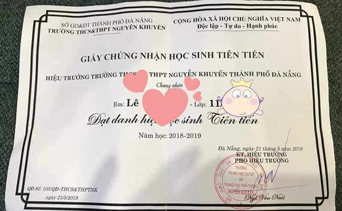 Bên cạnh tấm giấy khen tự chế thì cũng có không ít giấy chứng nhận "đi vào người" về học lực.