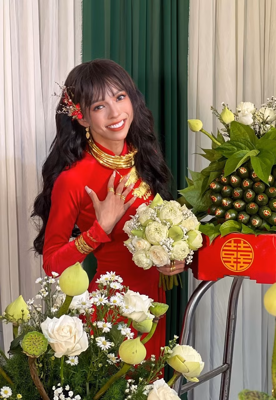 Đồng thời, hot Tiktoker cũng hứa hẹn thời hạn công khai danh tính chú rể: “Tôi quyết định chọn che mặt bạn lại để tránh bị làm phiền hay buồn. Và tôi chọn cách một năm nữa, mọi chuyện quen hơn mới cho bạn tập làm quen với mạng xã hội để không bị sốc. Đến nỗi tôi còn kêu bạn khóa tài khoản để tránh bị soi mói".