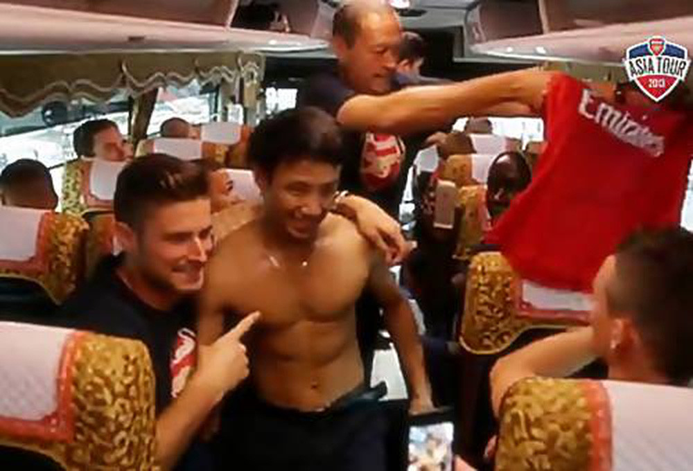 Sau màn chạy 5km theo đoàn xe của CLB Arsenal, Vũ Xuân Tiến được lãnh đạo đội bóng đã mở cửa xe bus, cho phép lên xe giao lưu cùng các cầu thủ. Anh chàng còn "thu hoạch" được nhiều chữ ký của các cầu thủ thần tượng.