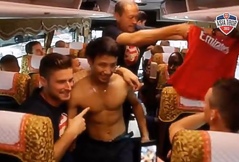 Sau màn chạy 5km theo đoàn xe của CLB Arsenal, Vũ Xuân Tiến được lãnh đạo đội bóng đã mở cửa xe bus, cho phép lên xe giao lưu cùng các cầu thủ. Anh chàng còn "thu hoạch" được nhiều chữ ký của các cầu thủ thần tượng.