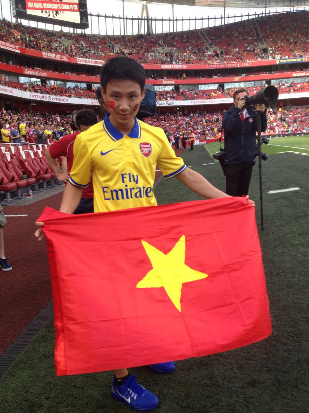 Hình ảnh về "running man" cuồng CLB Arsenal không chỉ gây sốt trên báo chí Việt Nam mà còn phủ sóng nhiều báo quốc tế. Một thời gian sau, Tiến còn được ban lãnh đạo Arsenal mời sang Anh xem trực tiếp đội tuyển thi đấu tại sân Emirates - sân chủ nhà của CLB Arsenal.