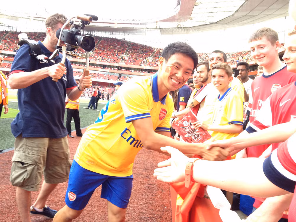 Hình ảnh Xuân Tiến khoác trên vai quốc kỳ Việt Nam, được 60.000 khán giả có mặt trên khán đài chiêm ngưỡng đã trở nên viral, được phát sóng trực tiếp trên 25 quốc gia. Anh chàng còn tranh thủ quảng bá văn hóa, ẩm thực Việt tới các người bạn Anh thân thiện.