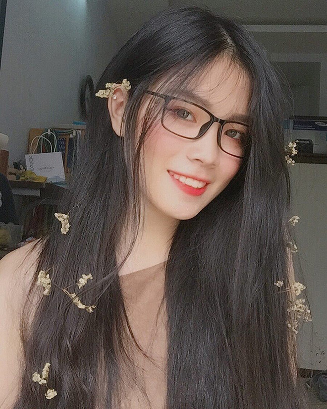 Bảo Hân là hot girl Việt phủ sóng MXH Việt Nam và được nhiều CĐM xin thông tin nhiều nhất thời gian gần đây. Cô nàng sinh năm 2000, hiện đang là sinh viên trường Đại học Kiến trúc TP HCM và gây ấn tượng mạnh mẽ với nhan sắc của cô bạn.