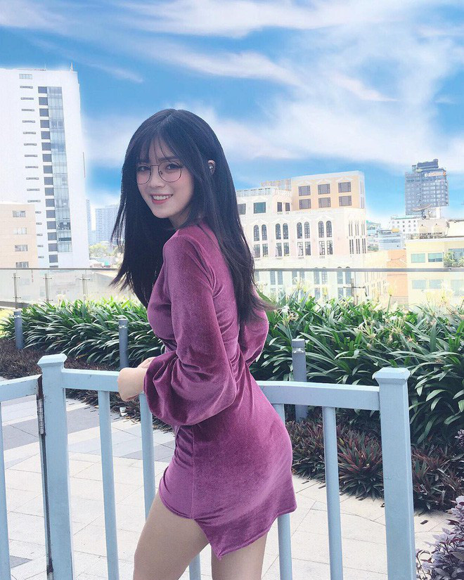 Trước đó, Bảo Hân cũng là hot girl Việt xuất hiện trên báo Trung với bài báo có nhan đề “Gái xinh đeo kính đến từ Việt Nam sở hữu body S-line cực phẩm da trắng chân dài”.