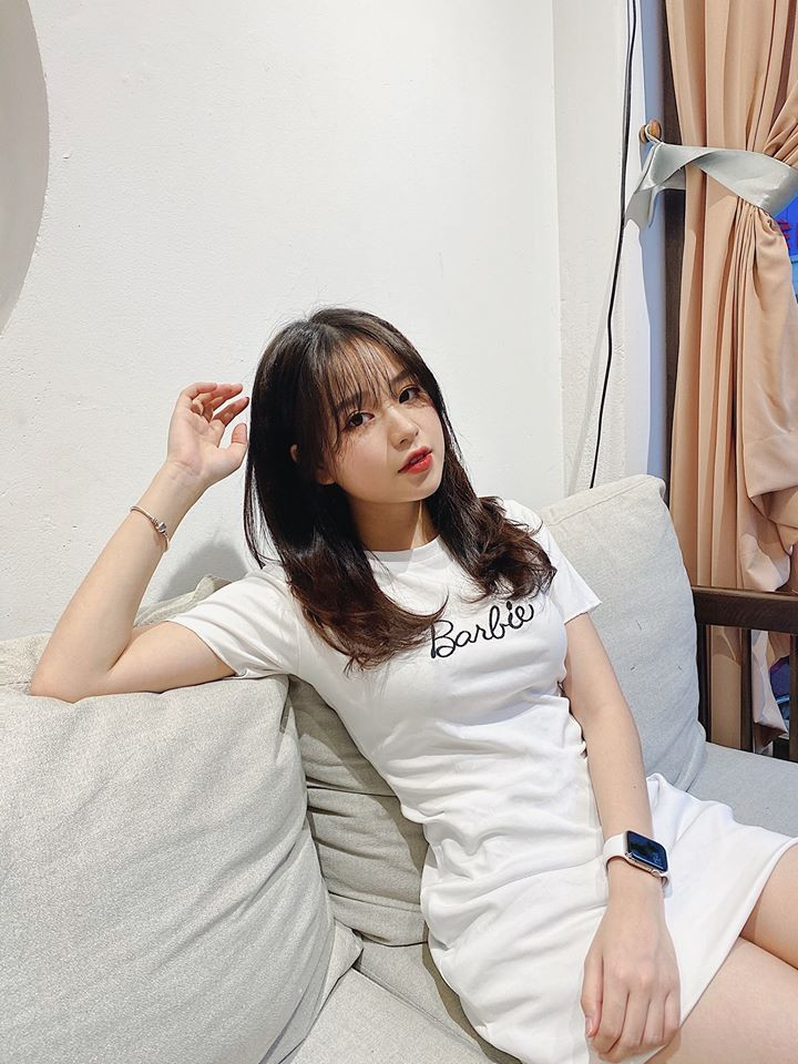 Nguyễn Thanh Thủy còn khiến CĐM “chao đảo” vì thông tin hẹn hò với người hùng U23 Việt Nam – Nguyễn Quang Hải. Sao bão hẹn hò, trang cá nhân của cô nàng tăng “vèo vèo” số người follow, Instagram có hơn 300k người theo dõi còn Facebook sắp cán mốc 80k.