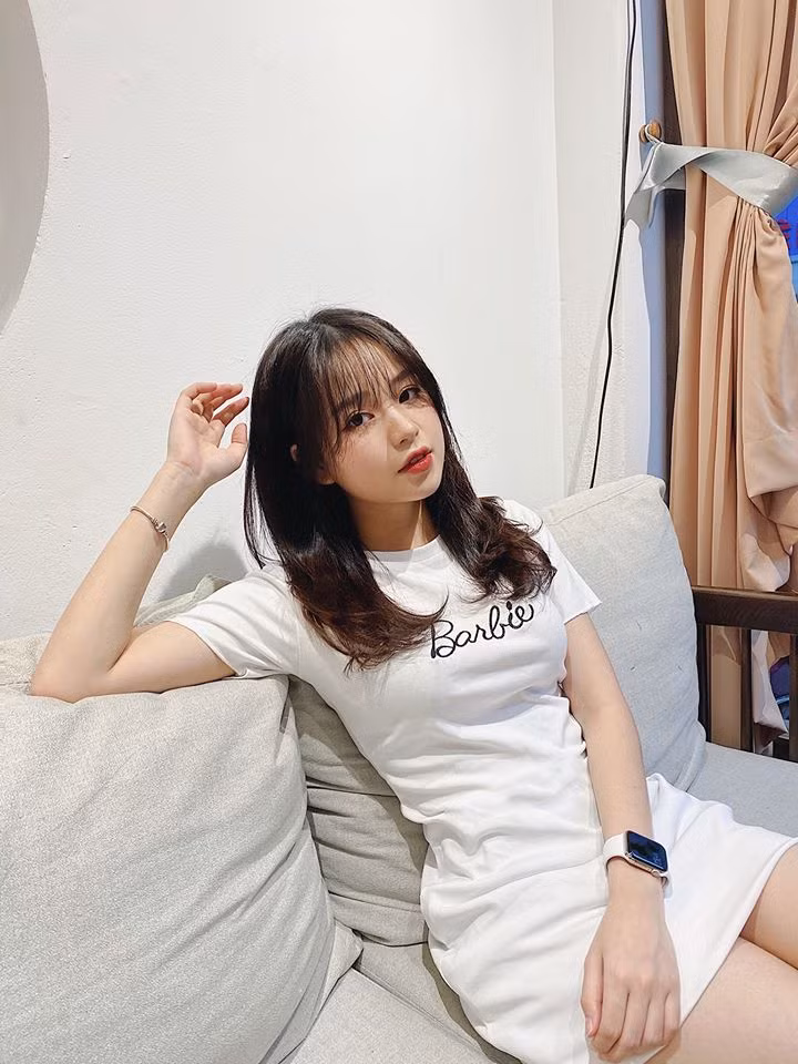 Nguyễn Thanh Thủy còn khiến CĐM “chao đảo” vì thông tin hẹn hò với người hùng U23 Việt Nam – Nguyễn Quang Hải. Sao bão hẹn hò, trang cá nhân của cô nàng tăng “vèo vèo” số người follow, Instagram có hơn 300k người theo dõi còn Facebook sắp cán mốc 80k.