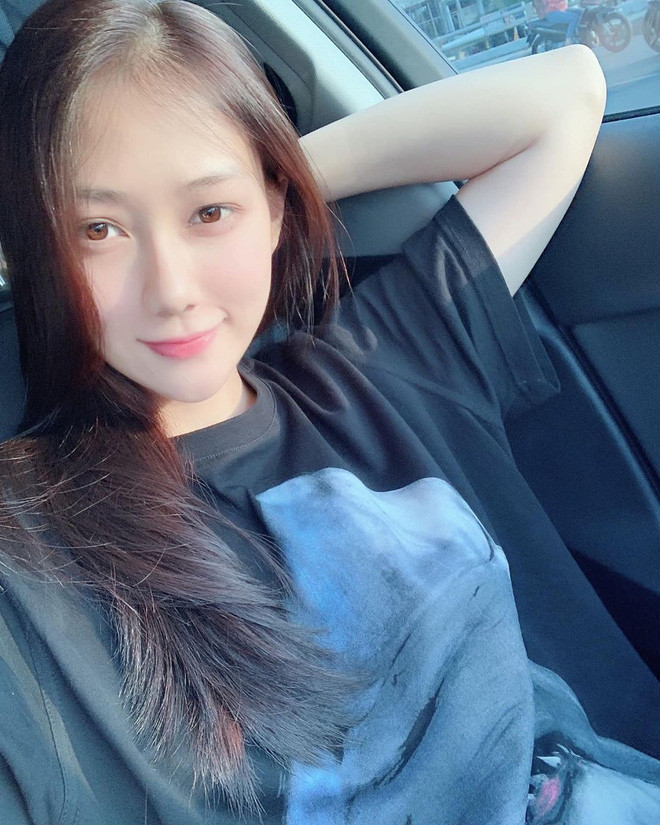 Mỹ Phương gây ấn tượng với gương mặt xinh xắn, thân hình quyến rũ và gu thời trang năng động. Mặc dù chỉ cao có 1m53 nhưng nhờ biết cách ăn mặc mà nhìn Mỹ Phương rất cao ráo, “vòng nào như vòng đấy”.