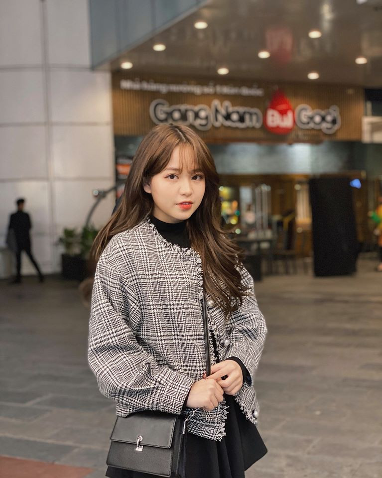 Nguyễn Thanh Thủy được biết đến với biệt danh hot girl 1m52 và nhiều lần lên báo Trung, Hàn vì nhan sắc xinh như búp bê Barbie và thân hình nóng bỏng s-line dù “nấm lùn”.