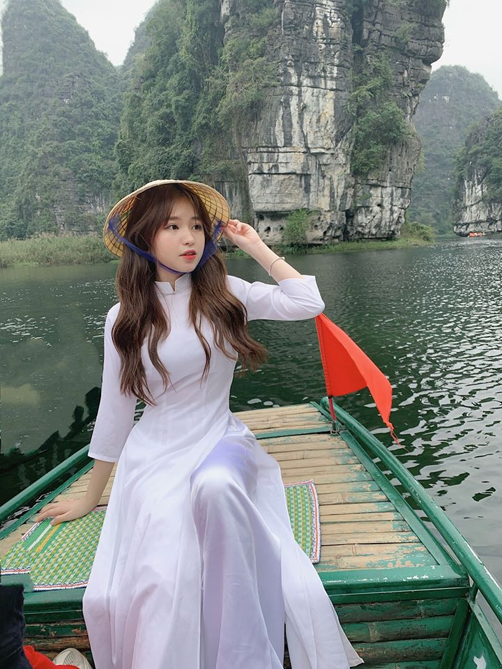 Thanh Thủy sở hữu gương mặt xinh như búp bê, nụ cười tỏa nắng và đường nét hài hòa, cân đối. Hot girl 1m52 còn có gu ăn mặc cực chuẩn “street style” luôn khéo lên đồ hack dáng giúp cô có được những bức ảnh street style thanh mảnh, cao ráo hơn hẳn so với thực tế.