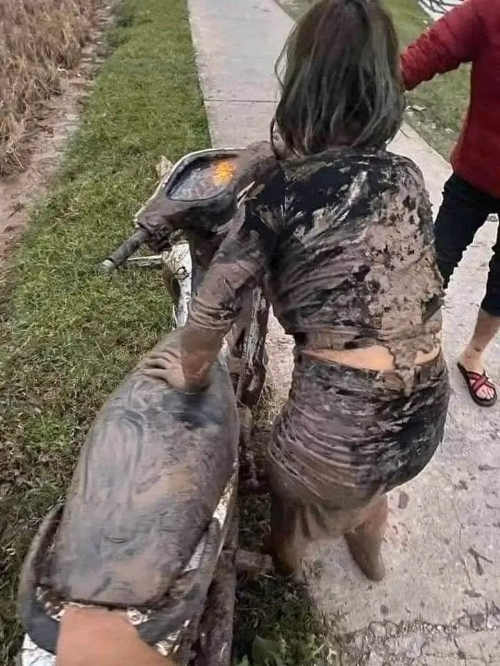 Rất may cho 2 cô gái rằng sau khi bị ngã xuống ruộng đã được một số người dân quanh đó, ứng cứu kịp thời.