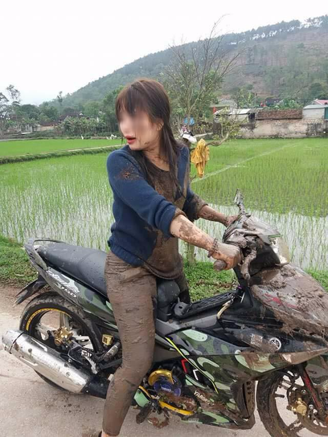 Dưới phần bình luận, nhiều dân mạng bày tỏ quan điểm vừa thương, vừa buồn cười với hoàn cảnh mà 2 cô gái gặp phải.