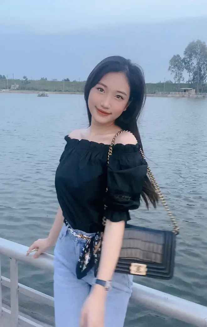 Nói về quyết định tham gia cuộc thi Hoa hậu các Dân tộc Việt Nam, Mỹ Hoa cho hay: "Từ nhỏ, mình đã có niềm đam mê, yêu thích khi được đứng trên sân khấu. Hiện tại, mình lại theo học một ngành nghệ thuật, liên quan đến cái đẹp nữa nên quyết định thử sức. Trước đây, mình cũng đã ấp ủ dự định sẽ đi thi hoa hậu nhưng bây giờ mới thực sự có động lực". Gái xinh Gen Z cho biết thêm.