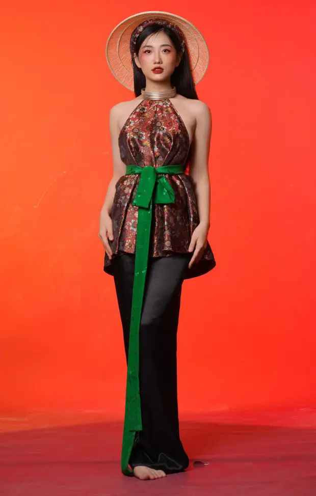 Theo đó, Mỹ Hoa từng lọt vào ống kính của một người qua đường nhưng khiến nhiều người xuýt xoa bởi gương mặt xinh đẹp, vóc dáng thanh mảnh.