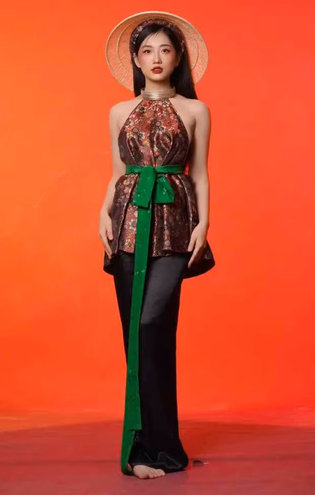 Theo đó, Mỹ Hoa từng lọt vào ống kính của một người qua đường nhưng khiến nhiều người xuýt xoa bởi gương mặt xinh đẹp, vóc dáng thanh mảnh.