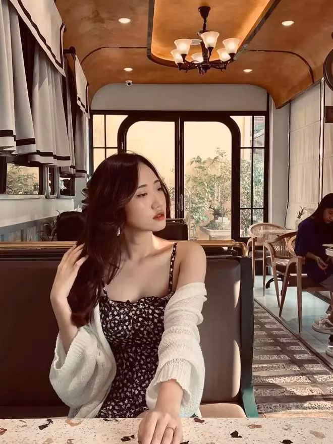 Cụ thể, Mỹ Hoa cho biết: "Những cô gái tham gia cuộc thi đến từ nhiều dân tộc khác nhau. Mình thấy mọi người đều rất xinh đẹp, tài năng và mạnh mẽ. Giống như mọi người, mình cũng kì vọng sẽ trở thành Hoa hậu nếu phù hợp. Còn không thì mình cũng cảm thấy tự hào vì đã nỗ lực hết mình, chiến thắng bản thân vì dám thử thách những điều mới mẻ".