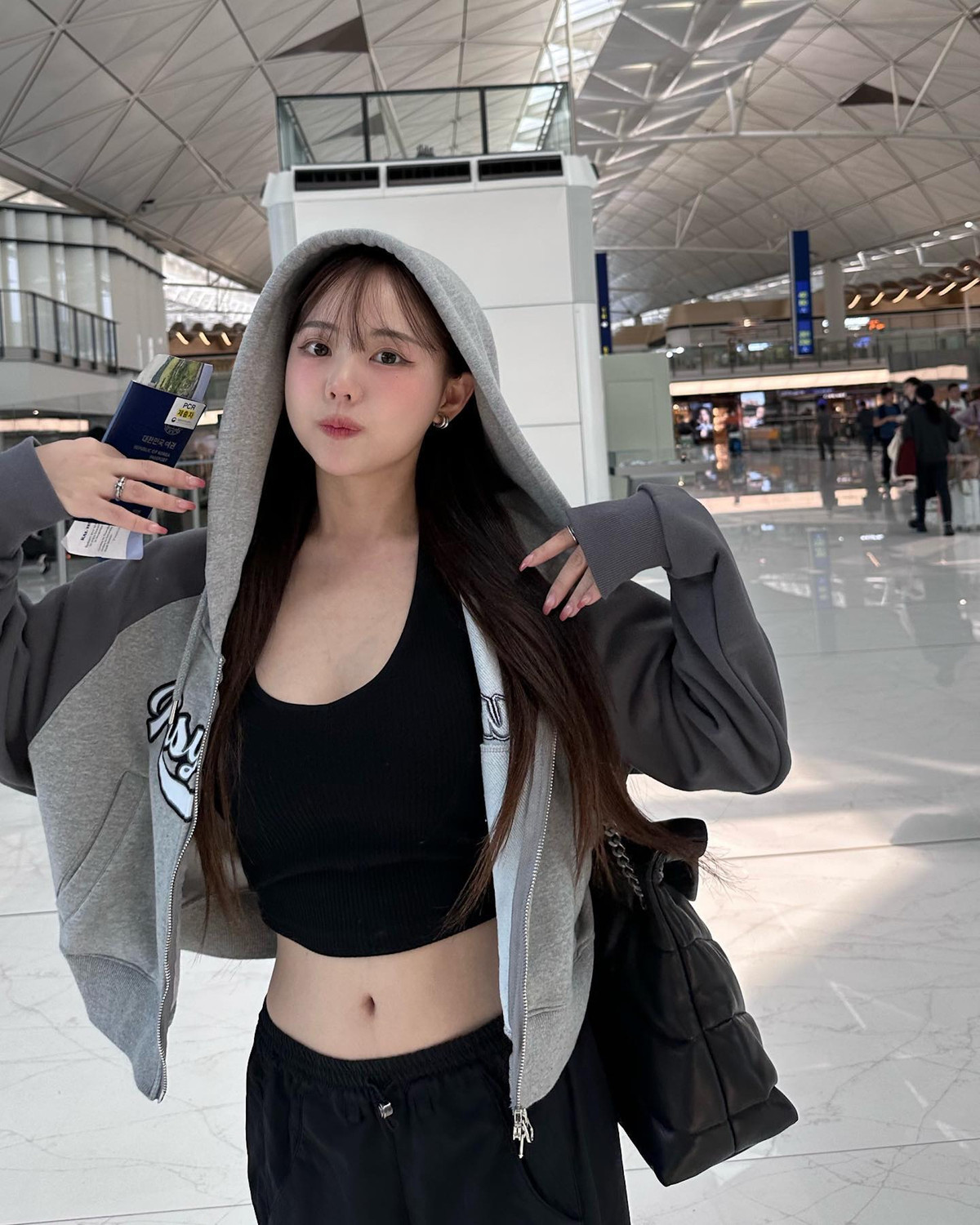 Người đẹp 9X cũng chuộng các mẫu áo croptop, underboob (hở chân ngực) hoặc xẻ cổ sâu, phối cùng chân váy ngắn và đi boot cao cổ