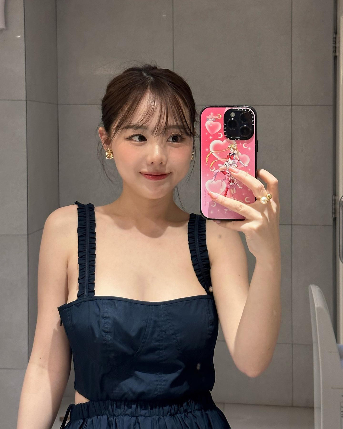 Kiểu áo hai dây bản to hay dáng croptop cúp ngực khéo léo tôn làn da trắng, nét quyến rũ của Hong Young Gi