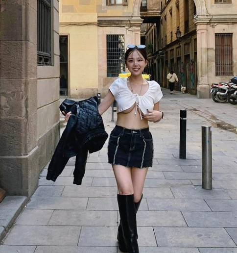 Bà mẹ 2 con chuyên diện đồ gợi cảm, cá tính. Cô chuộng những thiết kế cắt xẻ, hoặc váy ôm sát khoe trọn lợi thế hình thể.