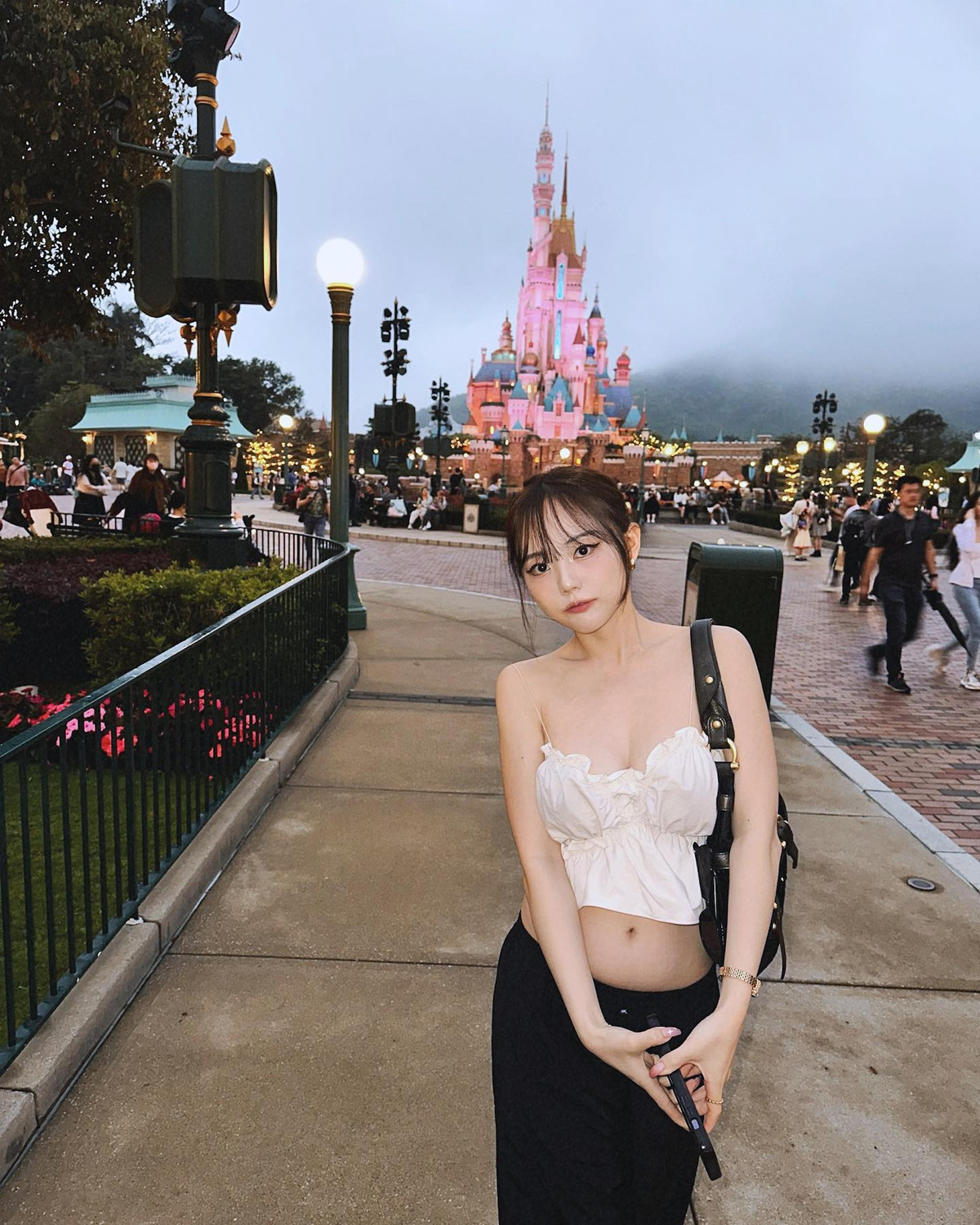 Có dáng người nhỏ ngắn nhưng nuột nà, những thiết kế váy body ôm sát cơ thể không làm khó người đẹp 9X