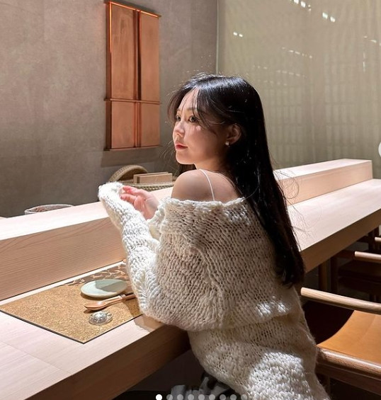 Hiện tại, Hong Young Gi đang kinh doanh và là một beauty blogger tư vấn bí quyết làm đẹp.