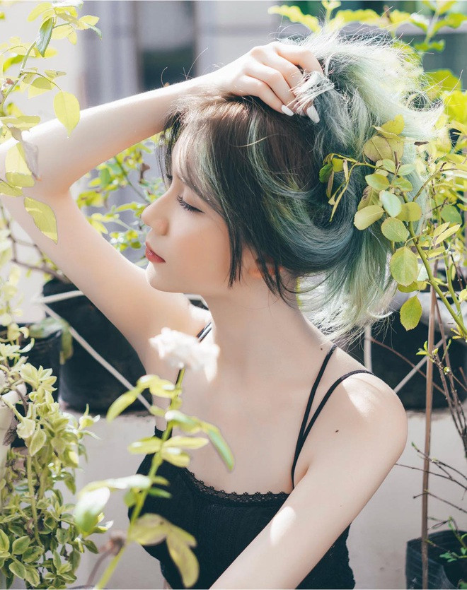 Mia Lali chia sẻ: "Trước đây em không biết cách make up, thường "nghĩ gì làm nấy" nên hình ảnh rất mộc mạc, cách tạo dáng cũng không có gì ấn tượng. Nhiều người còn nghĩ em là con lai Thái Lan. Bây giờ em make up ổn hơn, gương mặt cũng tự tin hơn, biết cách chọn góc chụp nên ai cũng khen và nhận ra em có dòng máu Nga..."