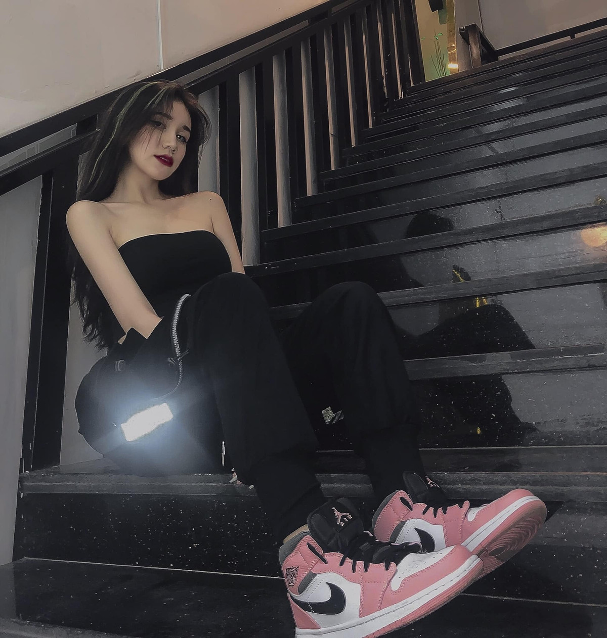 Mia Lali kể lại: "Từ nhỏ, em chỉ được nghe mẹ kể ba em tên là "Dũng lai", và ba mẹ quen nhau một thời gian thì ba về nước và cắt liên lạc với mẹ tới tận bây giờ... Em rất buồn nhưng thương mẹ bởi vừa làm mẹ, vừa làm ba, tận tình lo cho em đủ mọi điều để con không cảm thấy thiếu thốn. Em rất cảm ơn vì được làm con của mẹ, được mẹ yêu thương và tận hưởng hạnh phúc cùng mẹ, dượng và em út của mình".