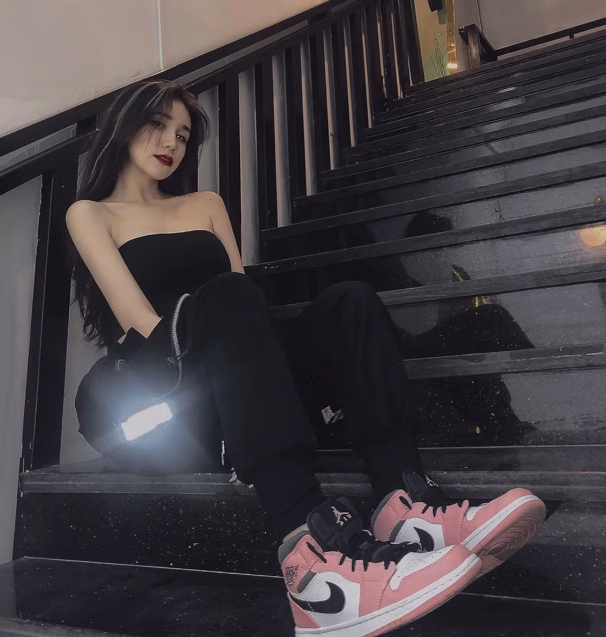 Mia Lali kể lại: "Từ nhỏ, em chỉ được nghe mẹ kể ba em tên là "Dũng lai", và ba mẹ quen nhau một thời gian thì ba về nước và cắt liên lạc với mẹ tới tận bây giờ... Em rất buồn nhưng thương mẹ bởi vừa làm mẹ, vừa làm ba, tận tình lo cho em đủ mọi điều để con không cảm thấy thiếu thốn. Em rất cảm ơn vì được làm con của mẹ, được mẹ yêu thương và tận hưởng hạnh phúc cùng mẹ, dượng và em út của mình".