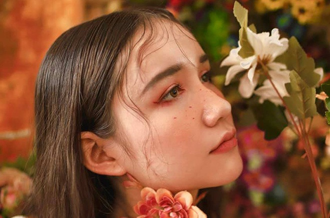 Làn da trắng hồng, mái tóc màu hạt dẻ, đôi mắt sâu chất chứa nhiều tâm tư cùng với chiếc mũi thẳng tắp khiến gương mặt của hot girl lai Mia Lali trở nên thu hút.