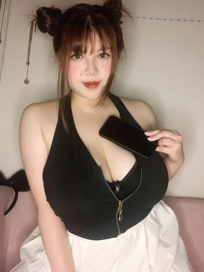 Trang phục để livestream của Thu Trang cũng rất táo bạo, lúc là áo lót, lúc lại là áo quây hở hang.