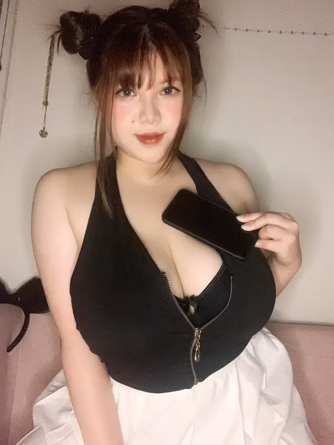 Trang phục để livestream của Thu Trang cũng rất táo bạo, lúc là áo lót, lúc lại là áo quây hở hang.