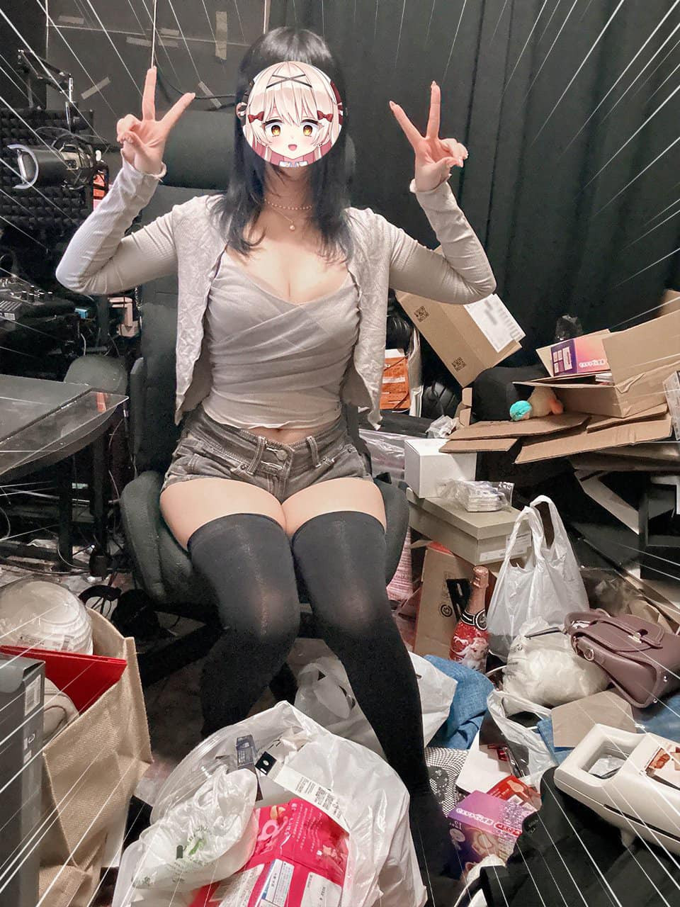 Thế nhưng, trái ngược hẳn với vẻ ngoài sáng sủa, xinh đẹp, nữ streamer này lại sống, livestream trong một căn phòng cực kỳ bừa bộn.