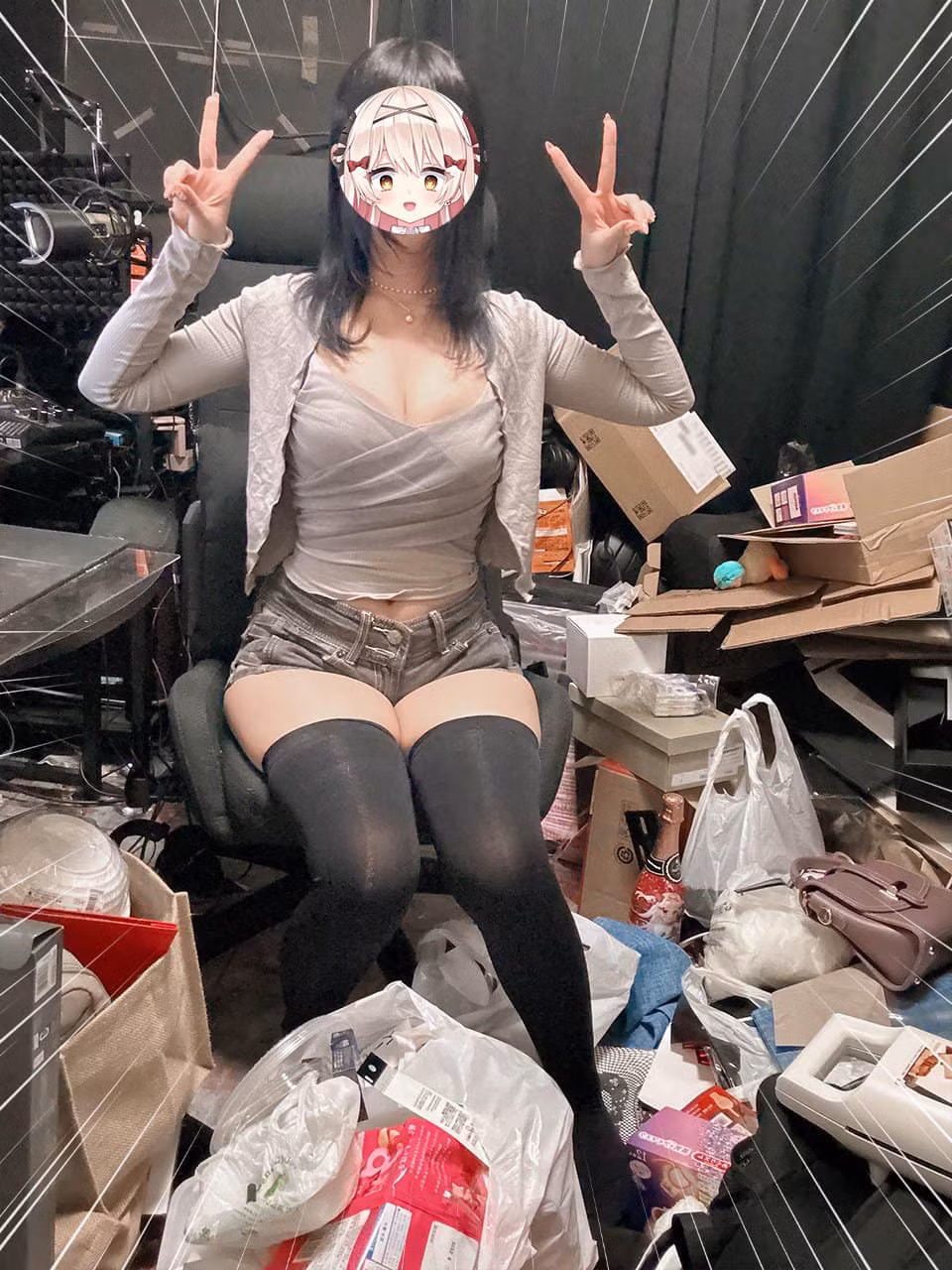 Thế nhưng, trái ngược hẳn với vẻ ngoài sáng sủa, xinh đẹp, nữ streamer này lại sống, livestream trong một căn phòng cực kỳ bừa bộn.