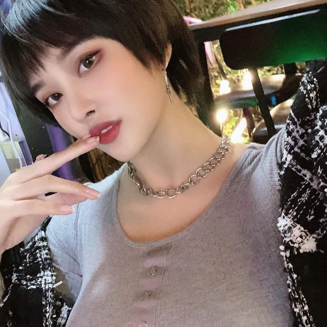 Nhiều fan theo dõi trang Weibo của Yu Xin tỏ ra nuối tiếc khi biết cô nàng đã có bạn trai, cũng là HLV thể hình sở hữu cơ bắp săn chắc.