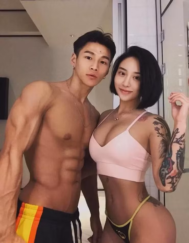 Thường xuyên đăng tải những hình ảnh khoe dáng vô cùng gợi cảm lên mạng xã hội, Yu Xin hiện có hàng vạn lượt theo dõi trên Weibo.