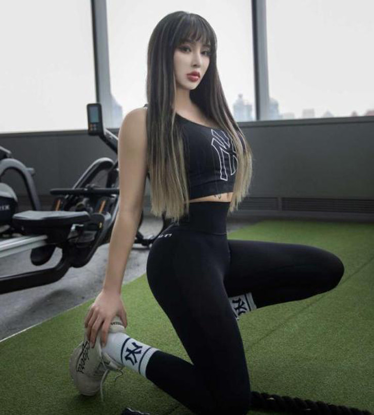 Người đẹp 9X tập thể hình từ khi còn là sinh viên đại học. Từ một cô gái có thân hình mỏng manh, Yu Xin đã "lột xác" biến mình thành cô gái nóng bỏng, những hình xăm bên cánh tay trái giúp cô nàng Trung Quốc đẹp phá cách hơn.