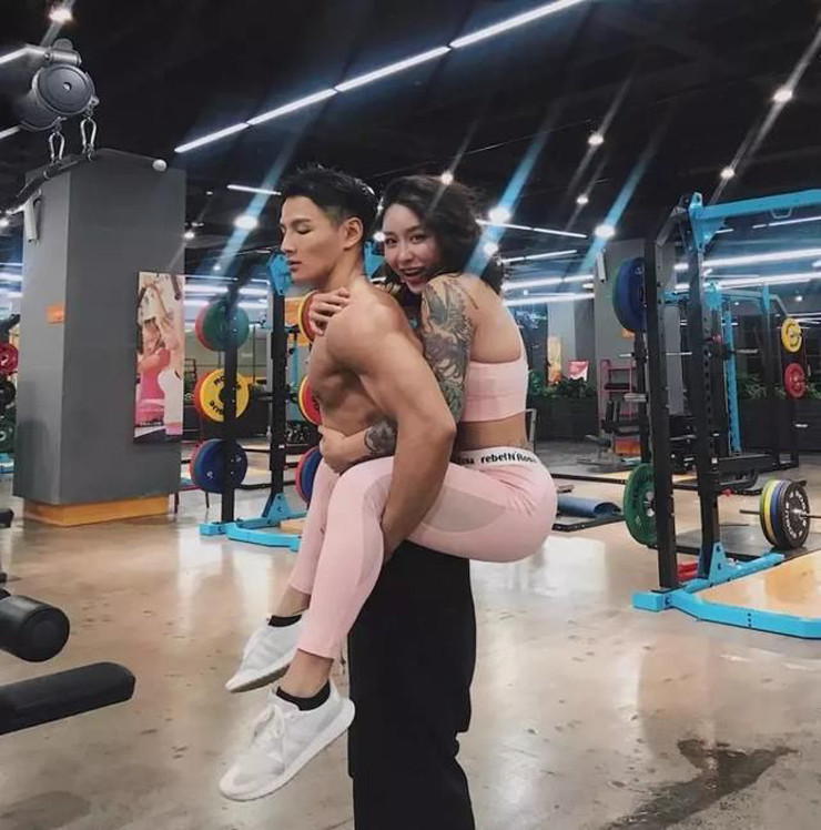 Người đẹp Trung Quốc thường xuyên diện những trang phục bikini nhỏ để khoe những hình xăm độc đáo.