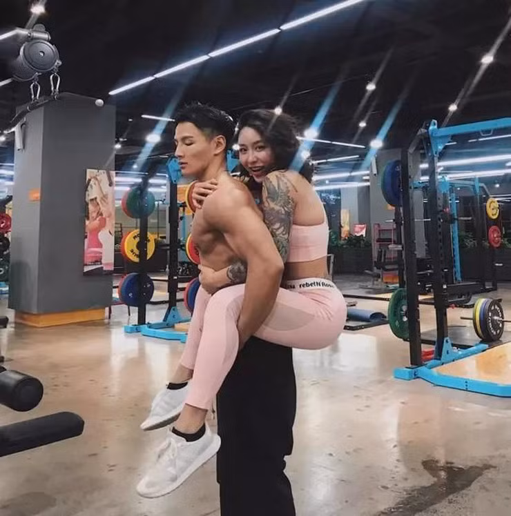 Người đẹp Trung Quốc thường xuyên diện những trang phục bikini nhỏ để khoe những hình xăm độc đáo.