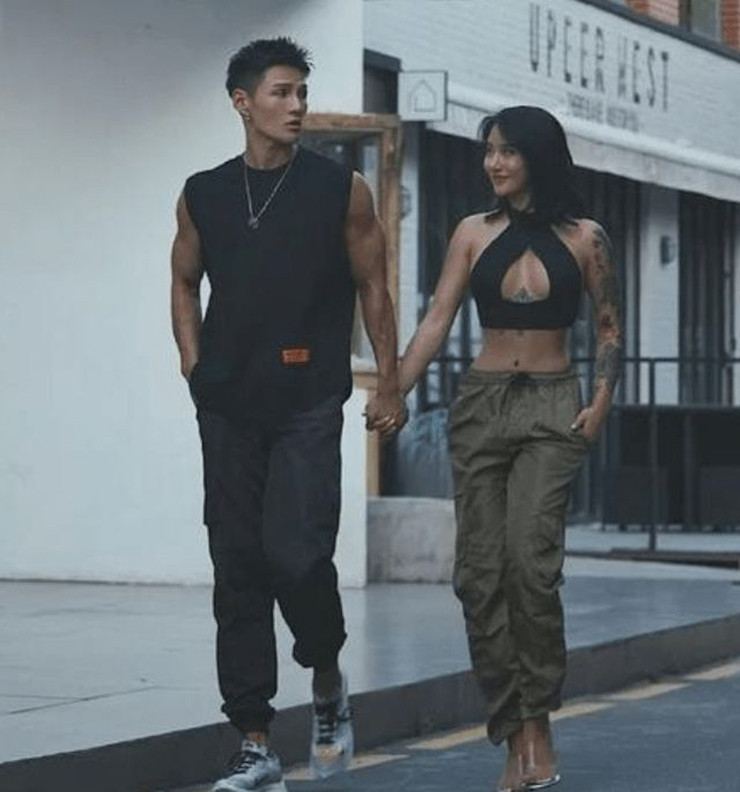 Tuy có dáng khỏe khoắn cùng loạt hình xăm đầy cá tính nhưng nhìn vào hình ảnh của Song Yu Xin, người ta vẫn thấy nét dịu dàng đằm thắm, bởi gương mặt cô mái tóc dài và gương mặt dịu hiền.