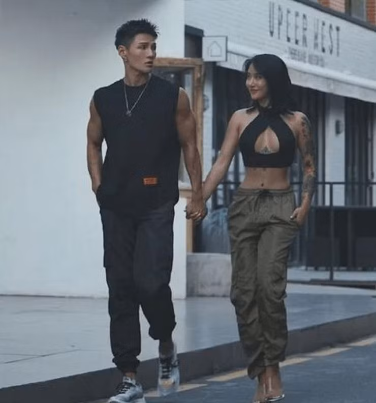 Tuy có dáng khỏe khoắn cùng loạt hình xăm đầy cá tính nhưng nhìn vào hình ảnh của Song Yu Xin, người ta vẫn thấy nét dịu dàng đằm thắm, bởi gương mặt cô mái tóc dài và gương mặt dịu hiền.