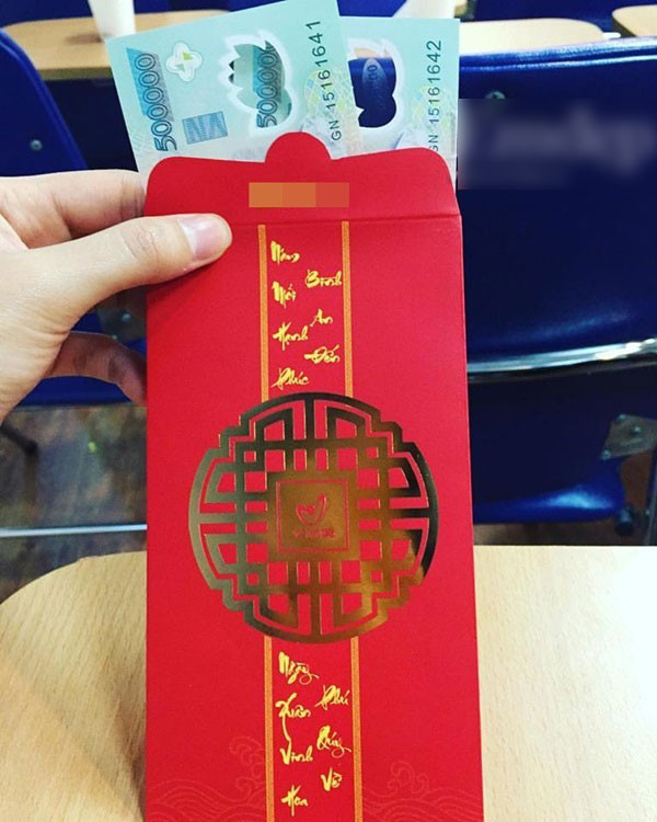 Những bức ảnh khoe tiền lì xì của các bà mẹ bỉm sữa đã khiến cư dân mạng ngỡ ngàng. Có người chỉ mong mình bé lại để được nhận nhiều tiền mừng tuổi; người khác lại hài hước nhận định, các bé chẳng cần "lao động" nhiều, siêng năng mấy ngày Tết là đủ tiền mua sữa.