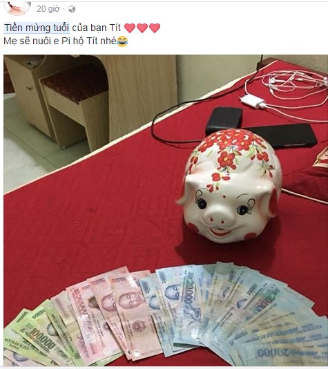 Nhìn cục tiền dày cộm, dân mạng phải nhận định “Tết này ấm no rồi, bố mẹ chẳng sợ lỗ vốn”. Hay những cô công chúa khác sành điệu hơn hẳn khi được bậc phụ huynh sắm cho chiếc túi nhỏ nhắn, xinh xắn treo trước ngực.