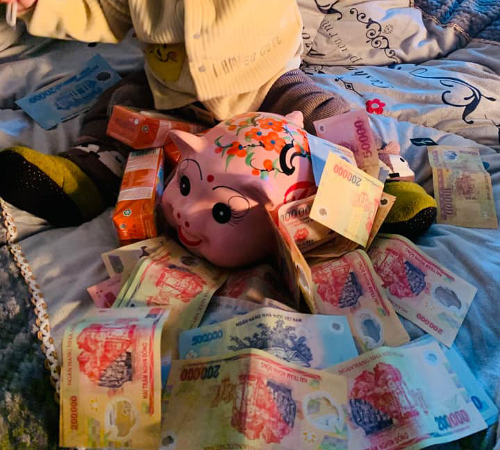 Dù đùa vui nhưng nếu xét trên thực tế thì lời này cũng chẳng sai khi không ít em nhỏ còn ẵm trên tay nhưng đã được tiền mừng tuổi khủng.